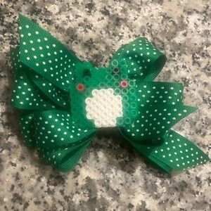 NWOT HANDMADE Perler frog HairBow